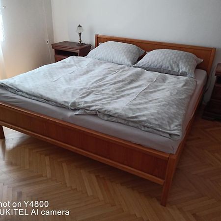 Byt - Apartman - Robotnicka Братислава Екстериор снимка